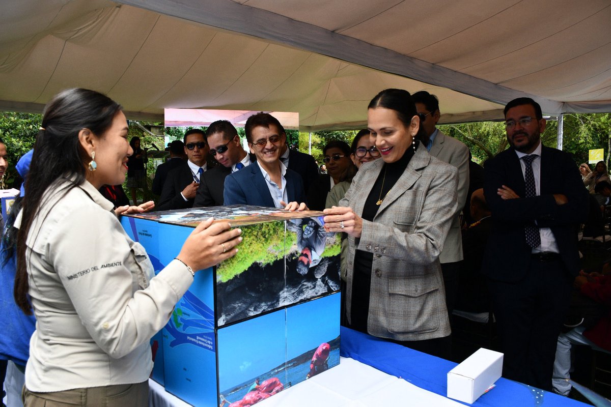 parquegalapagos's tweet photo. En el #DíaMundialDeLaEducaciónAmbiental, educadores del @parquegalapagos participaron en la Feria de Educación Ambiental en Quito, durante el lanzamiento de la ENEA 2025–2030.

📚 Educación ambiental para niños, niñas y jóvenes
🤝 Sensibilización y corresponsabilidad comunitaria
🌱 Acciones permanentes para conservar este patrimonio natural único

Destacamos el reconocimiento a nuestra educadora Alejandra Carrera por su valioso aporte a la educación ambiental en el país.
Educación que forma conciencia y protege #Galápagos.