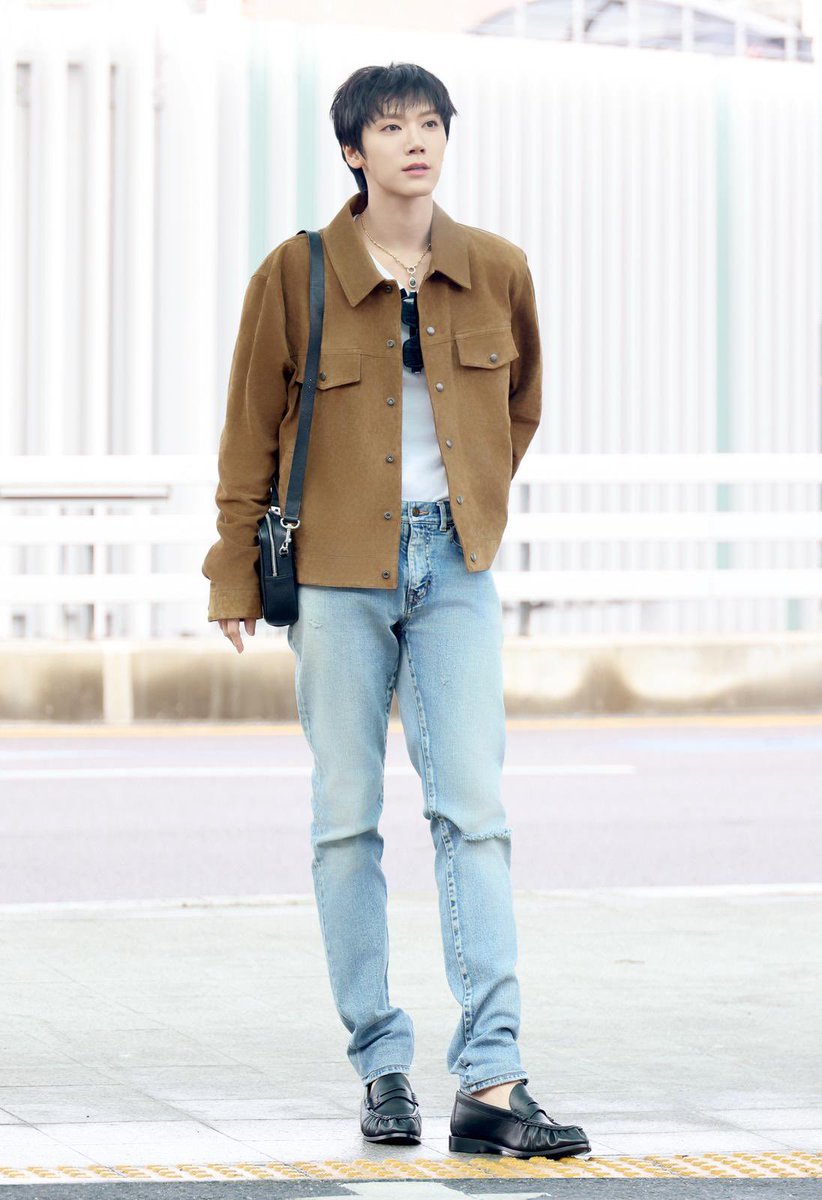 LOfficielThai's tweet image. #LOfficielReport เตนล์ ชิตพล ปรากฏตัวในแอร์พอร์ตลุคจาก Saint Laurent ก่อนออกเดินทางสู่กรุงปารีส เพื่อเข้าร่วมชมโชว์ Saint Laurent Men’s Winter 2026

#LOfficielThailand
#LOfficielMode 
#SaintLaurent
#TENLEE