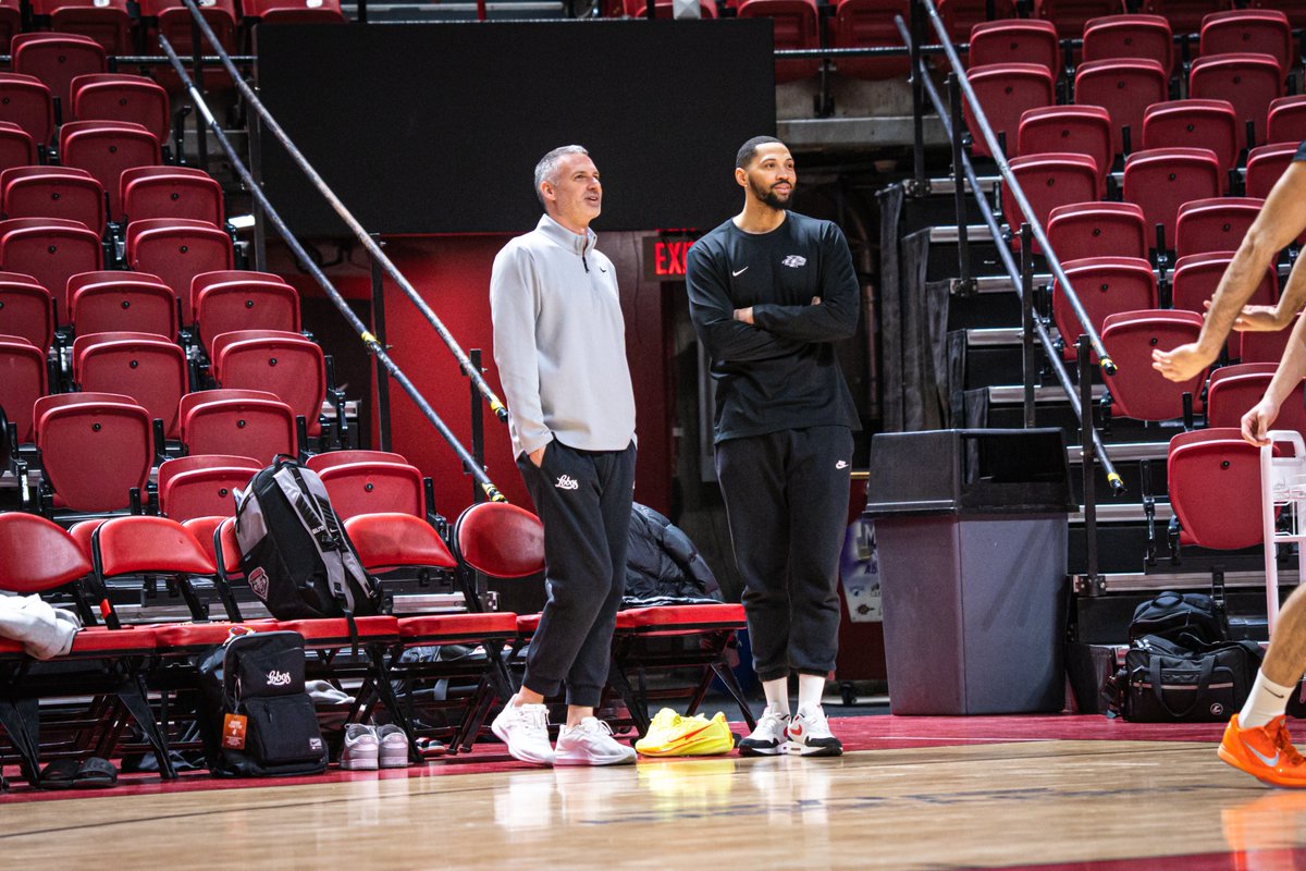UNMLoboMBB's tweet image. S/o to Lobo legend Darington Hobson for coming to shootaround tonight in Vegas 🧈🫡

#GoLobos