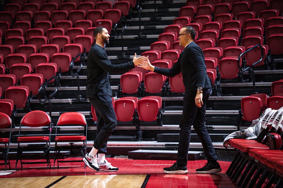 UNMLoboMBB's tweet image. S/o to Lobo legend Darington Hobson for coming to shootaround tonight in Vegas 🧈🫡

#GoLobos