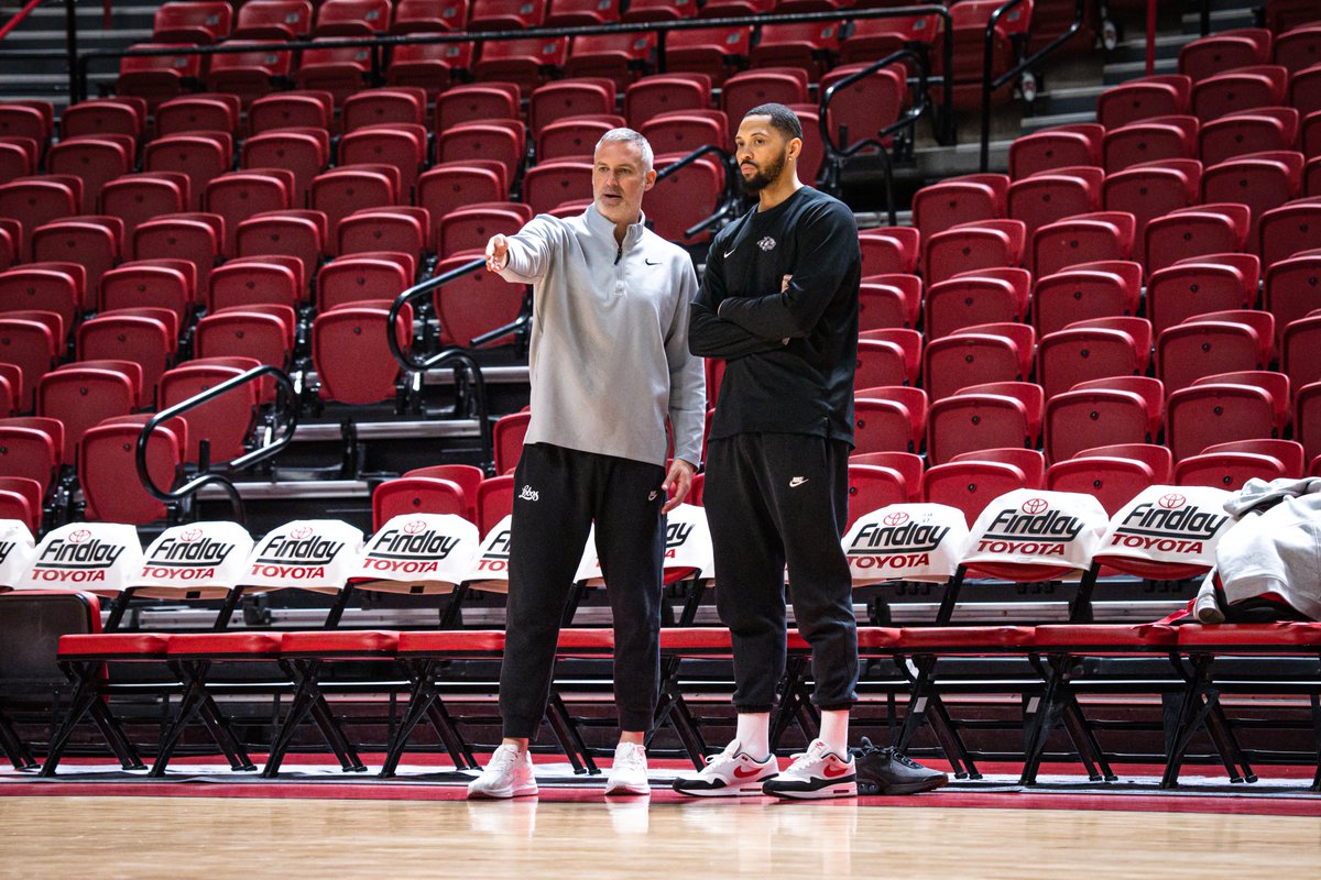 UNMLoboMBB's tweet image. S/o to Lobo legend Darington Hobson for coming to shootaround tonight in Vegas 🧈🫡

#GoLobos