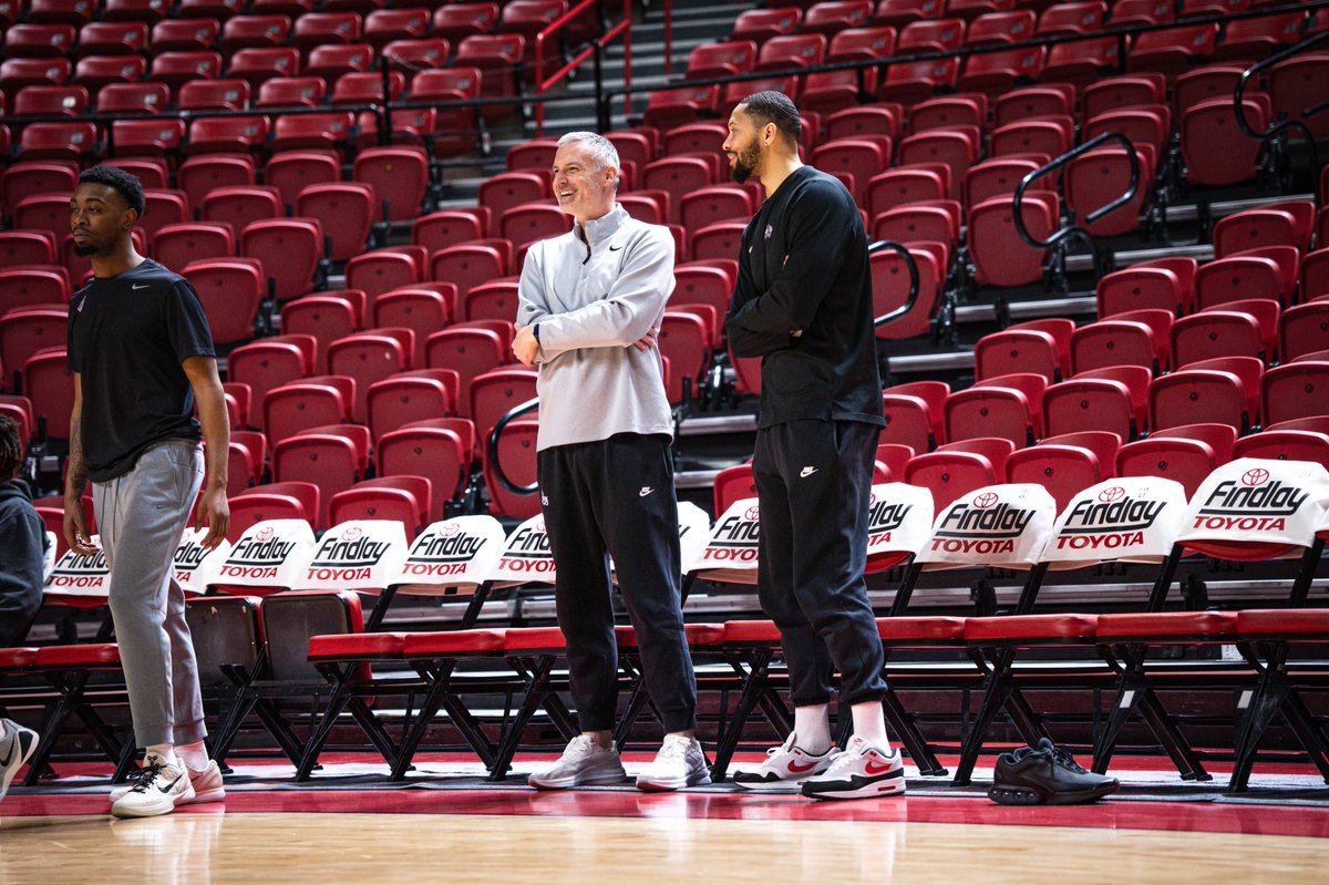 UNMLoboMBB's tweet image. S/o to Lobo legend Darington Hobson for coming to shootaround tonight in Vegas 🧈🫡

#GoLobos