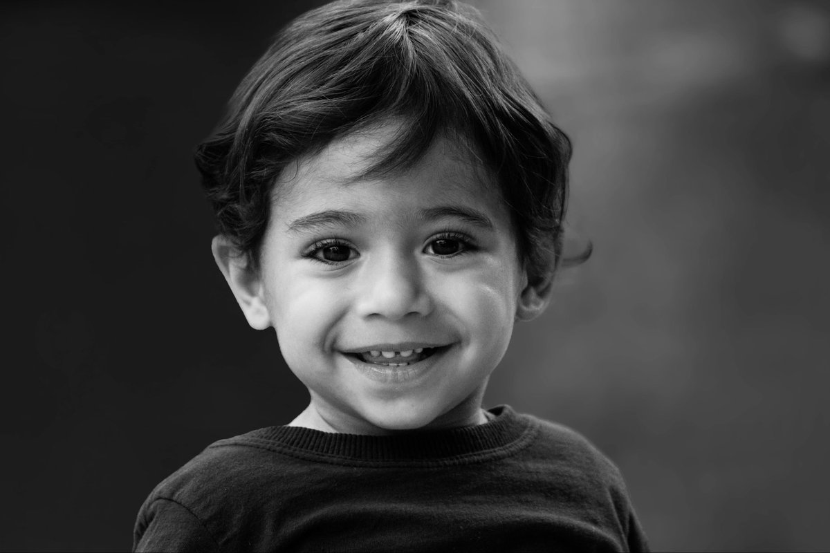 "A veces me pregunto si fui más feliz cuando no sabía que lo era. Cuando correr descalzo por el patio era un acto de libertad, y el mundo entero cabía en la risa de mi madre desde la cocina".

Mario Vargas Llosa.