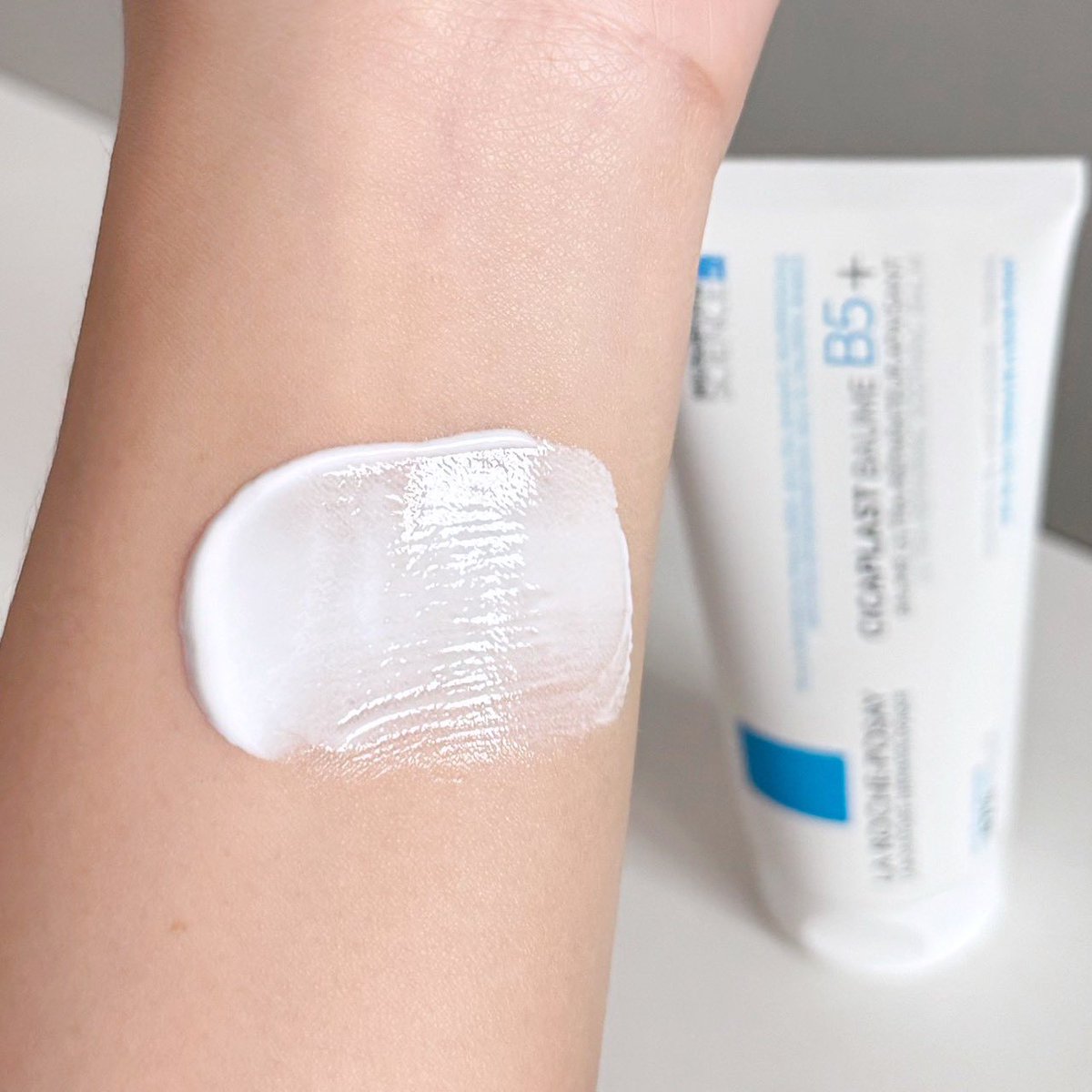 reviewchoey's tweet image. เชื่อแล้วว่า La Roche-Posay Cicaplast Baume B5+ เอาอยู่ทุกสถานการณ์ผิว! 2-3 วันก่อนแพ้น้ำต่างจังหวัด กลับมามีผดเล็กๆขึ้นหน้าแก้มทั้ง 2 ข้างเลย โบกตัวนี้เข้าไปหนาๆก่อนนอน ตื่นมาดีขึ้นมากก เข้าใจเรื่องแล้วว่าทำไมมีแต่คนอวย ดีมากทุกคนน ไม่เล่น แล้วตื่นมาผิวกลาสสกินมากก