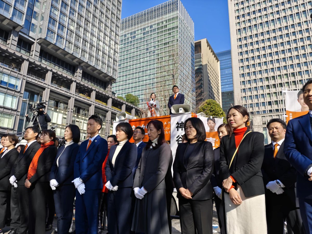 神谷宗幣に服従を誓った信者たちを下に従えてる図。怖すぎ。