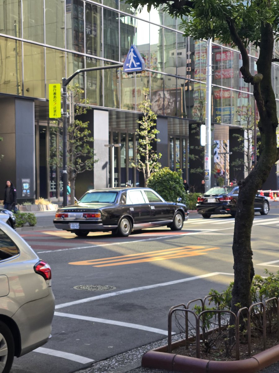 高市早苗が乗っているであろうセンチュリーと警護車列が通ってったわ