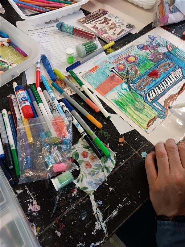 Have you ever explored #ExpressiveArtTherapy? Join Rosina's Mixed Media Arts workshop! It’s happening every Wednesday from 12-2pm. Come and discover the joy of uplifting creativity! 🎨✨ 
#SkillShare #CommunityCrafting #ArtHeals #ArtistSupportingArtist #FreeWorkshop