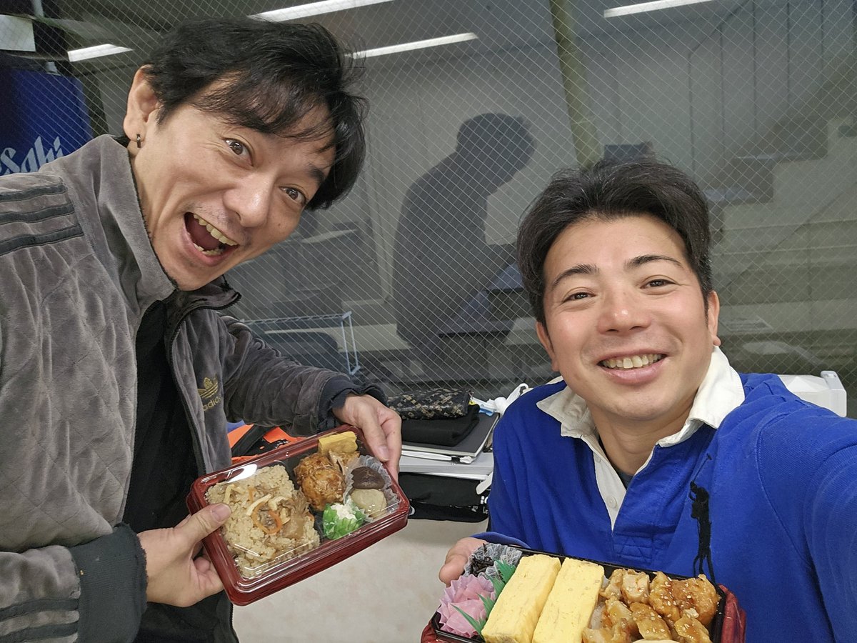 Breakaleg_K21K's tweet photo. 集中稽古中
いよいよ来週から始まります！
本番
あと８日

セットを入れにきて
場ミリ等してくれた

岡田竜二
こと
岡ちゃん

福田さんからの弁当

気合い入ります！

#Kトゥエンティワン
#序列

ご予約はこちらから
https://t.co/CBSyhwEzdN https://t.co/RGYiz9Lmgi