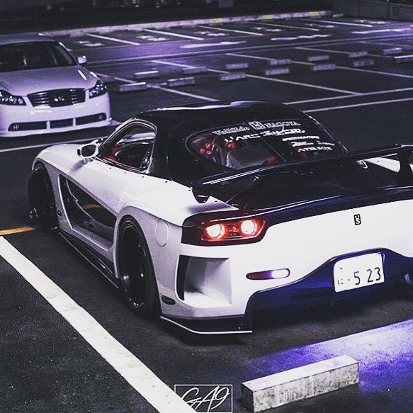 JDM_Underground's tweet photo. White widebody with GT wing on black wheels. Taillights glowing red under the parking lot lights. VeilSide presence at night.

#FD #Mazda #RX7 #JDM #JDMCars #Rotary #Widebody #VeilSide #GTWing #JDMDaily #RotaryLife

🚗 atsuki.endo
📸 gaku_370z
🛒 https://t.co/eG66IN4jG4 https://t.co/jAcgwxDLVw