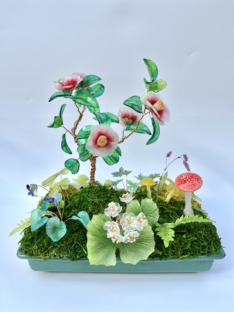 毎年、日本ホビーショー内での #プラバン博 ブースでは、作家の皆さんの作品展示も実施してます

ナナアクヤは
2025年：アリスの世界の花々
2024年：日本の四季を表現した盆栽
を制作しました

2026年はシャンデリアにしようかなと準備中

引用元より展示とWSの参加希望作家の方大募集です