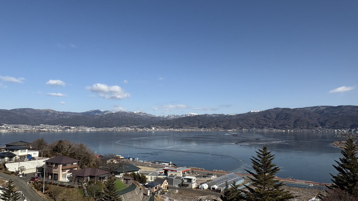 kayuu2022's tweet image. 諏訪湖凍結してるの初めて見た