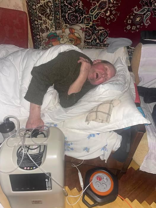 Так выглядят сегодня победы российской армии. В Киеве, оставшись без тепла и электричества, умирают инвалиды и старики. 
На фото 88-летний лежачий больной, который нуждается в кислородном концентраторе, но аппарат не работает из-за отсутствия света. Переместить такого больного в