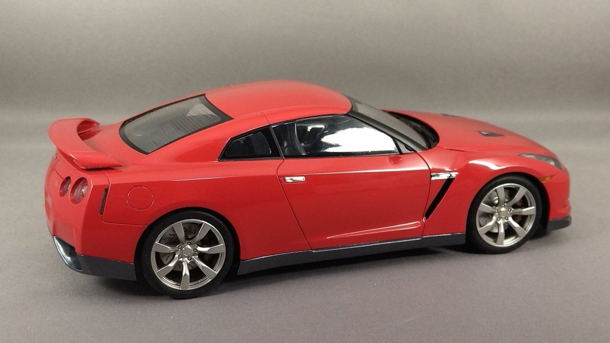 modelerKitazawa's tweet image. #フジミ の #R35 GT-R 、タイヤ&amp;amp;ホイールを取り付けた。いよいよ完成まであと一歩！　実車の純正ホイールはガンメタっぽい色だけど、黒っぽいホイールはあまり好きじゃないので、スターブライトジュラルミンでキラッキラにしてみた😊
