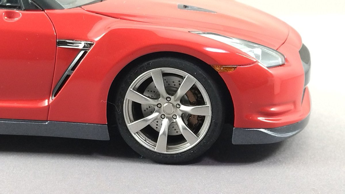 modelerKitazawa's tweet image. #フジミ の #R35 GT-R 、タイヤ&amp;amp;ホイールを取り付けた。いよいよ完成まであと一歩！　実車の純正ホイールはガンメタっぽい色だけど、黒っぽいホイールはあまり好きじゃないので、スターブライトジュラルミンでキラッキラにしてみた😊
