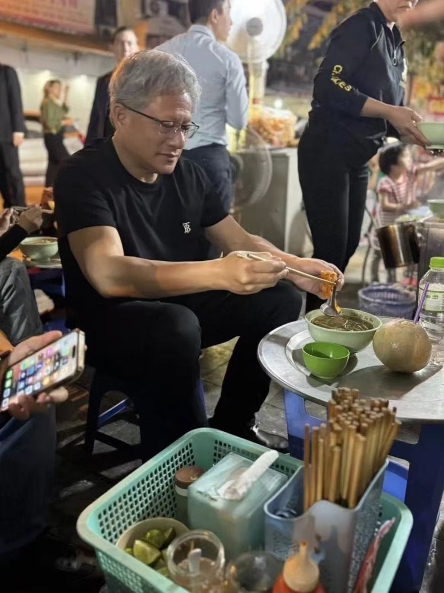 topperstarCN's tweet photo. Spotted NVIDIA CEO Jensen Huang at a Shanghai market today—enjoying street food like anyone else. Humble, human, and leading a tech giant.   🙌#TechLeader #NVIDIA #Topperstar #ChineseManufacturing https://t.co/JXkzpGia9r