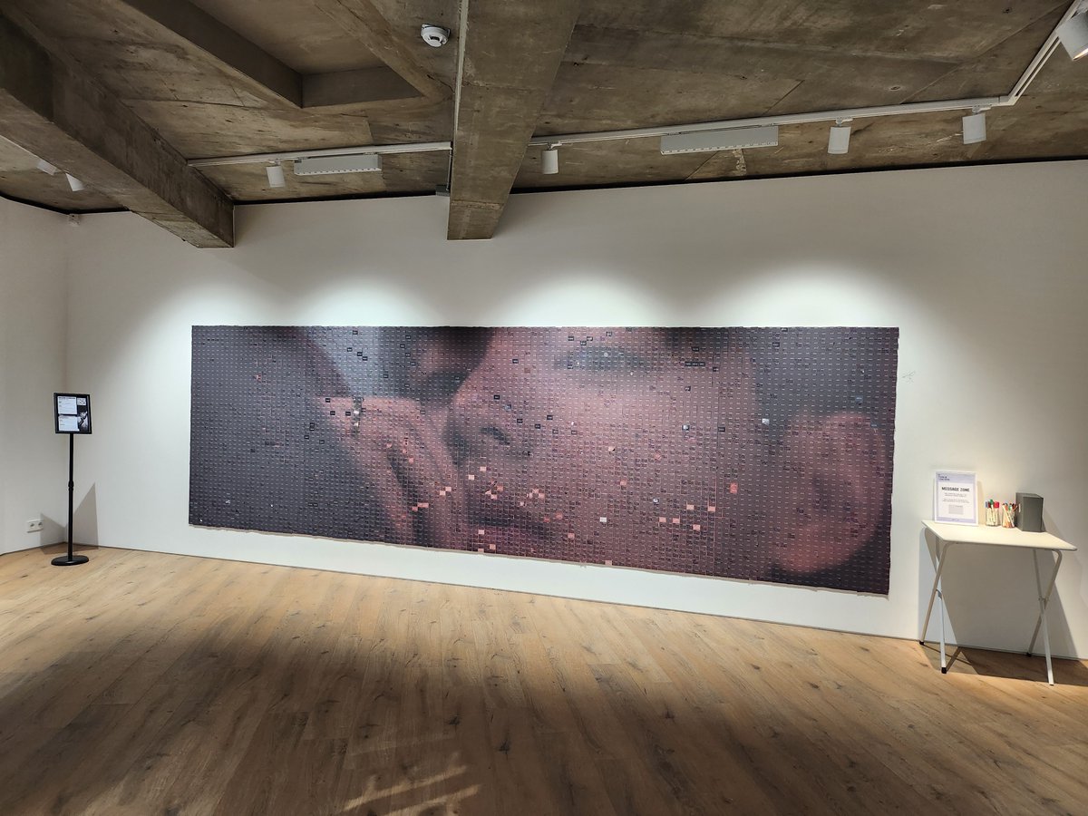 𝐕 𝐓𝐘𝐏𝐄 非 : 𝐎𝐍-𝐒𝐈𝐓𝐄 𝐈𝐍 𝐒𝐄𝐎𝐔𝐋 안내
#V #뷔 #TYPE_非

✉️ 1주차 메시지존이 완성되었습니다! 금일부터는 새로운 이미지를 부착하실 수 있습니다.

🗓️ 2026. 1. 20 (THU) - 2026. 2. 1 (SUN)
⏰ 10:00 - 22:00 (KST)
📍 Frieze House Seoul (서울 중구 동호로15길 17)