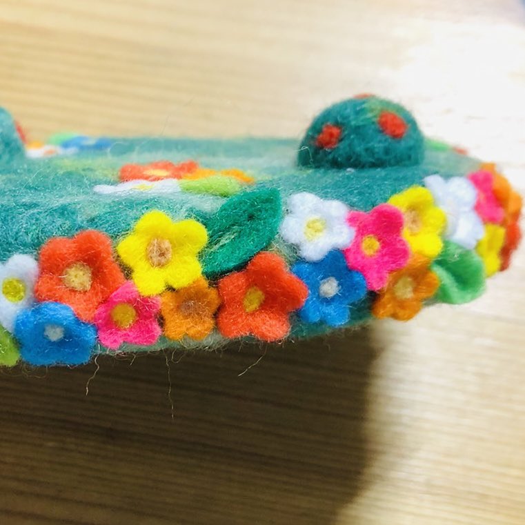 こつこつオーダー制作中🌼🍄
土台の縁をぐるりとお花で囲うのもかわいくないですか( ∩´ω`*∩)！？