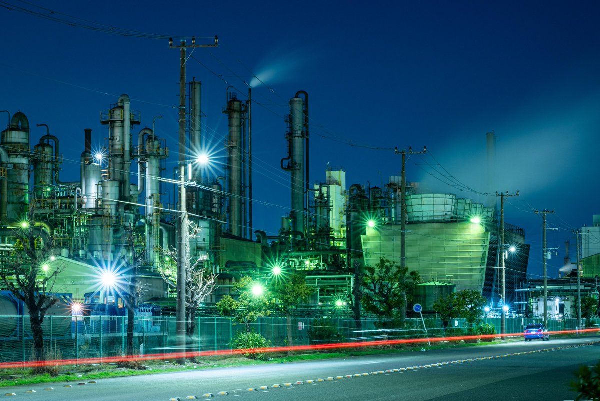 KanagawaPref_PR's tweet image. 【県のたより投稿写真・応募作品紹介】2月号掲載写真は、滝田　さおりさん（平塚市）から投稿いただいた「輝くプラント」です。コメント「#プラント が輝き、煙がたなびく千鳥町の #工場夜景 に目を奪われました。」 (撮影：#千鳥町(#川崎市 川崎区）)