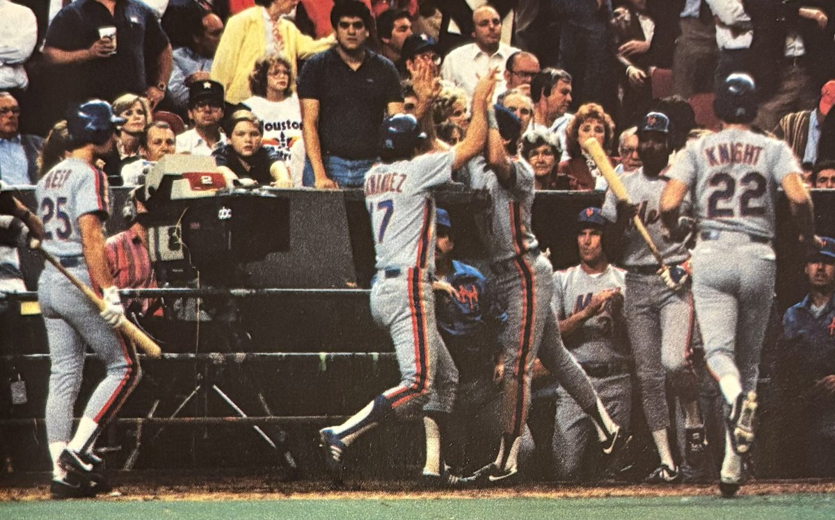 Southpaw__1975's tweet photo. DANNY HEEP, KEITH HERNANDEZ, TIM TEUFEL and RAY KNIGHT—1986 💙🧡 #Mets #LGM #DannyHeep #KeithHernandez #TimTeufel #RayKnight https://t.co/s0qenwlbCz