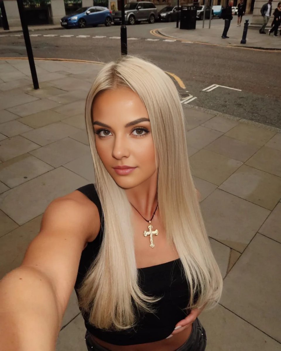 free pics if you stop scrolling and say "hi" 💕