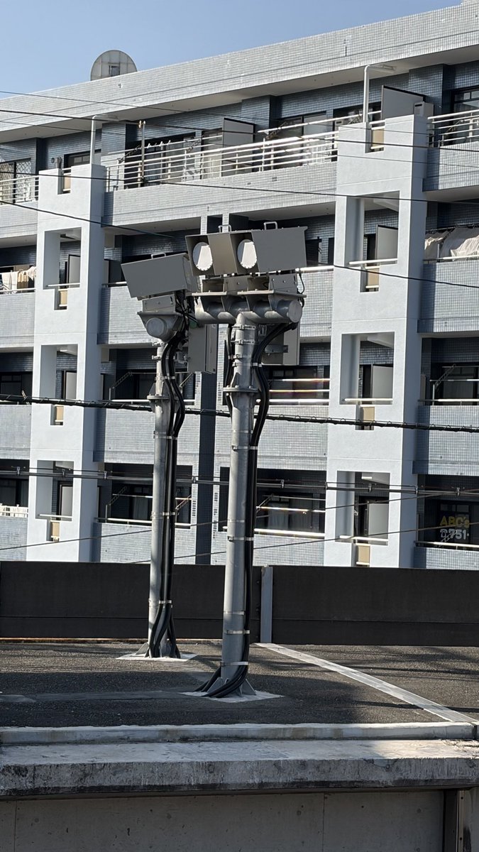 武蔵中原駅各ホームのミリ波送信機の裏に、見慣れない開閉器箱が新設されていました
何に使うのか？