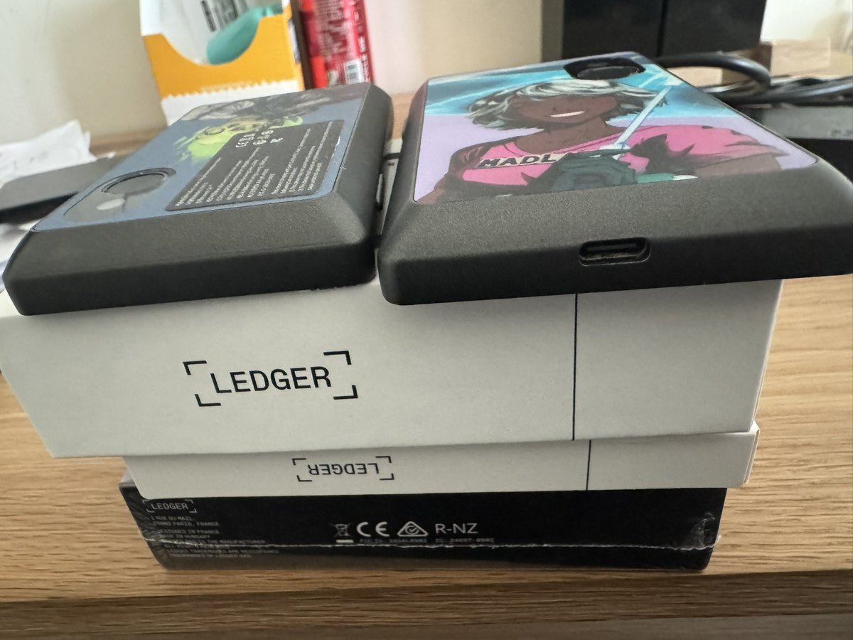 硬件钱包一堆，都是空的🤣