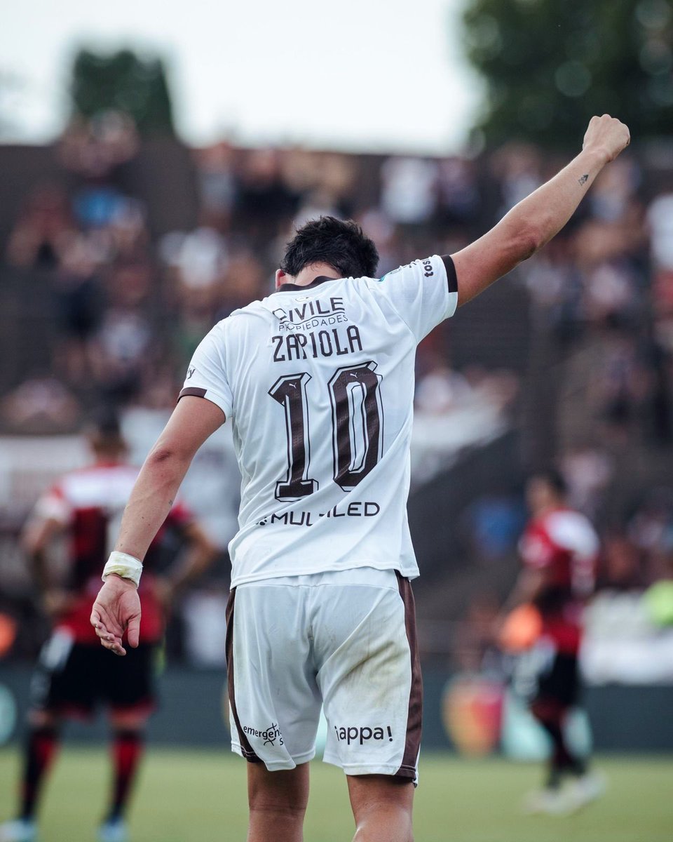 Siempre del lado de quienes tratan a la pelota como corresponde. 

Dibuje maestro 🪄