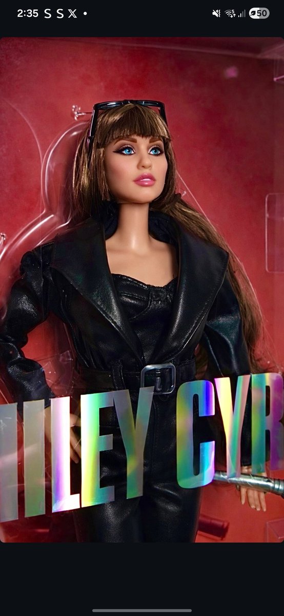 Alexis_Marfil's tweet photo. @StatsOnCyrus Miley's wrist is real, it is already filtered, that image you put is AI, Hanna Montana's are not real, they are AI not misreported. https://t.co/HGK1kZy8a3