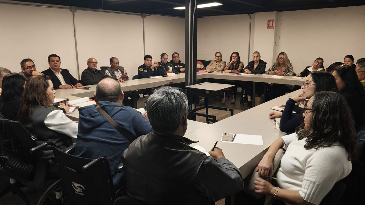 Hoy el subsecretario de Gobierno junto con la Diputada Federal <a href="/MonicaFCVC/">Monica Fernández Cesar</a>, y diferentes autoridades del <a href="/GobCDMX/">Gobierno de la Ciudad de México</a>, sostuvieron una mesa de diálogo con el gremio de los <a href="/taxicdmx/">TAXI CDMX</a>, para regularizar, modernizar y fortalecer a todos los taxis de la #CDMX.