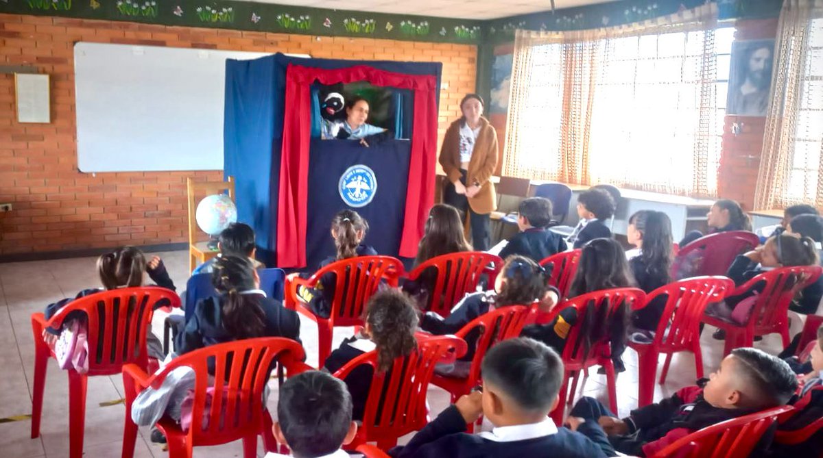 SBVerdeCund's tweet photo. 🌱 ¡Celebramos el #DíadelaEducaciónAmbiental! 🌍
#Hoy,  realizamos jornada en la IED Ricardo González sede B en #Subachoque. A través del teatrino "Brújula Errante", los niños y niñas disfrutaron de un divertido show de titeres que les enseñó la importancia de cuidar el planeta. https://t.co/LalzI1Z9UB