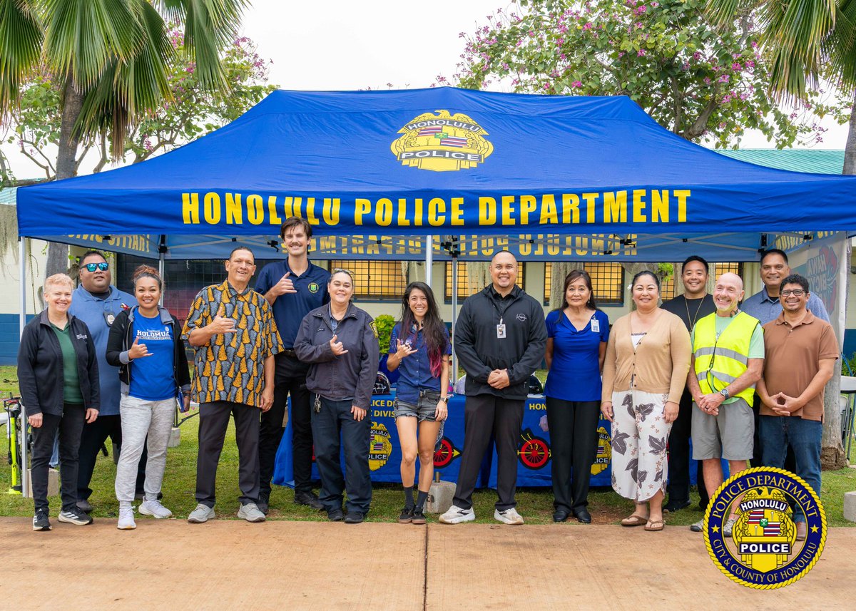 honolulupolice's tweet image. HPD’s Traffic Division hosted a "Bike Right" event at Holomua Elementary with @HIDOE808, handing out free helmets and bike lights! Mahalo to @HBLRideAloha, Keiki Injury Prevention Coalition, and officials for their support. Such initiatives boost community safety! #TrafficSafety