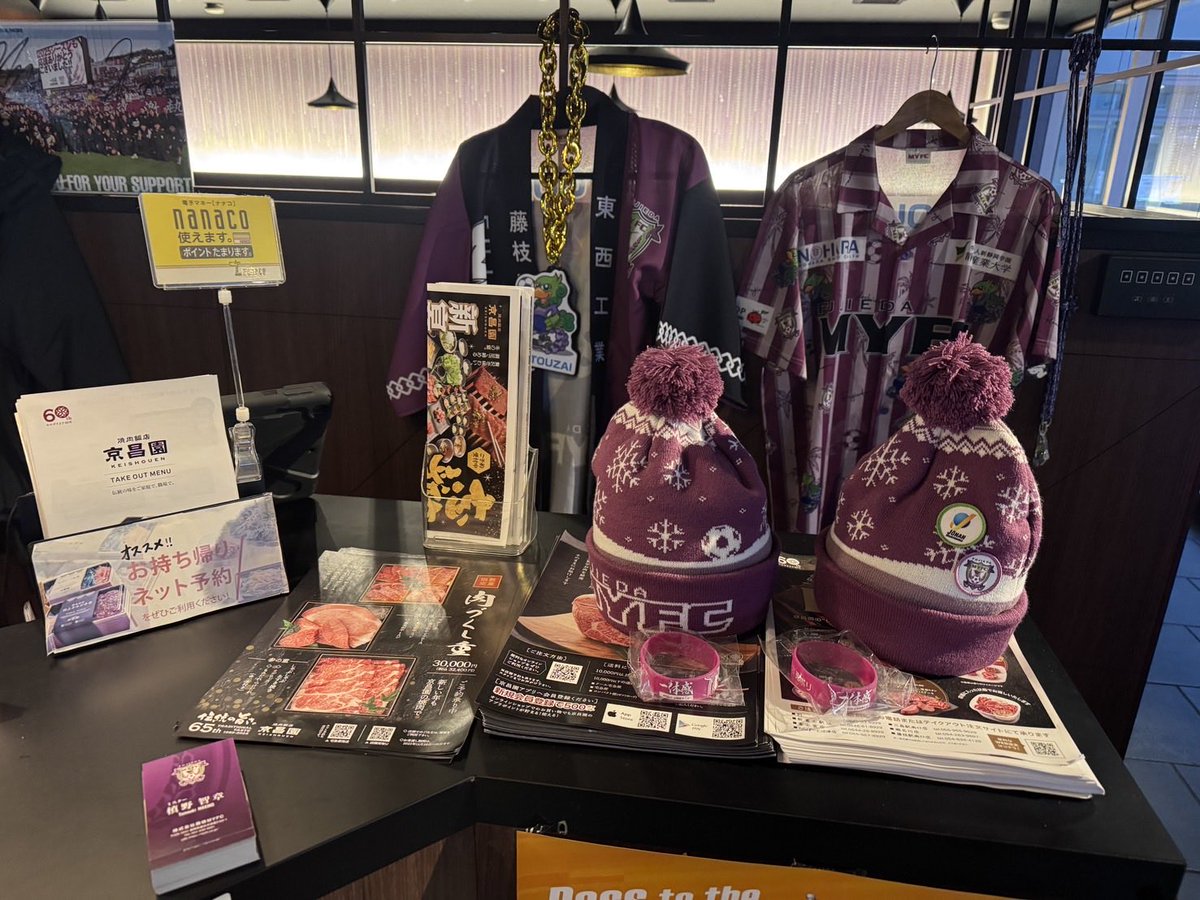 fujiedamyfc_pr's tweet photo. ／
ミスターの名刺は大好評につき、
看板貼付分3,000枚がすぐに完売！
＼

予備含め4,500枚をたくさんの方にお受け取りいただきました。

残りわずかですが、
●藤枝市観光案内所
●京昌園 藤枝駅南口店
にも置いていただいています。

ぜひお立ち寄りください🙋🏻‍♀️

#槙野智章
#祭開幕
#藤枝MYFC https://t.co/xEK2EWoSx4