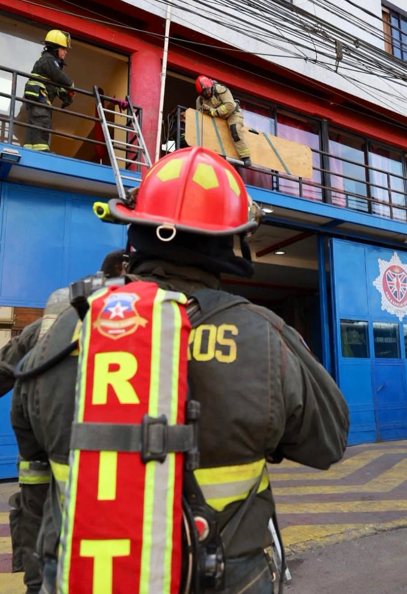 comandanteCBI's tweet photo. El pasado fin de semana continuamos capacitando a Bomberos en Supervivencia. Entrenamiento orientado al aprendizaje de técnicas de autorescate y seguridad en condiciones de alto riesgo. 
#Iquique #BomberosIquique @BomberosdeChile 
¡Profesionales de la Emergencia! https://t.co/TFWxrfQu1D
