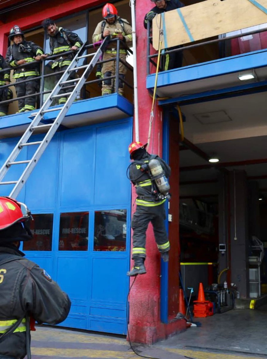 comandanteCBI's tweet photo. El pasado fin de semana continuamos capacitando a Bomberos en Supervivencia. Entrenamiento orientado al aprendizaje de técnicas de autorescate y seguridad en condiciones de alto riesgo. 
#Iquique #BomberosIquique @BomberosdeChile 
¡Profesionales de la Emergencia! https://t.co/TFWxrfQu1D