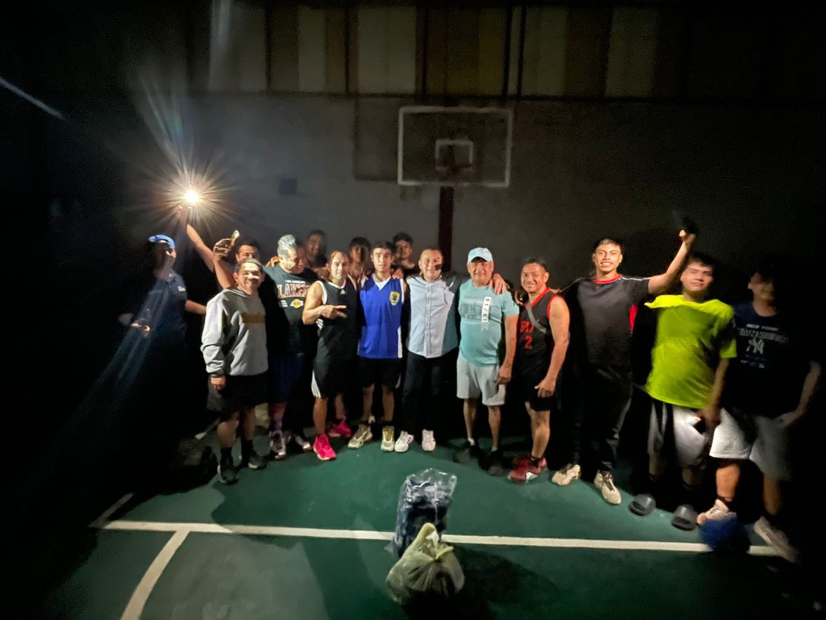 Erubiel_Alonso_'s tweet photo. Esta tarde, entregamos uniformes deportivos al al equipo de básquetbol en Macuspana, siempre estaré a favor del deporte y del lado de la juventud. 
Quiero informarles que es muy lamentable las condiciones en que juegan nuestros jóvenes en el municipio de Macuspana, sin luz y con espacios que ellos mismos han mejorado.