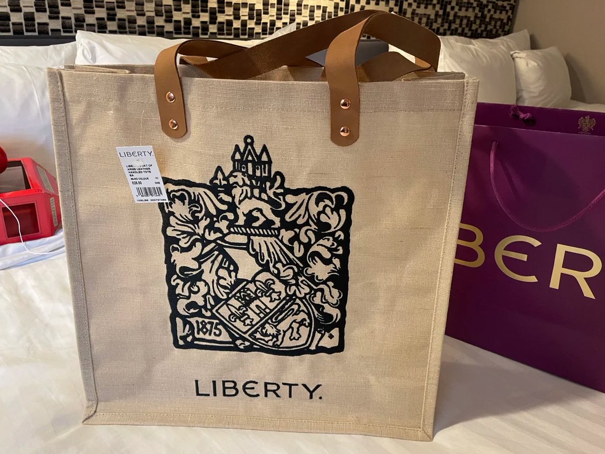 I spotted this embroidered canvas bag as soon as I entered Liberty. 😍🥰