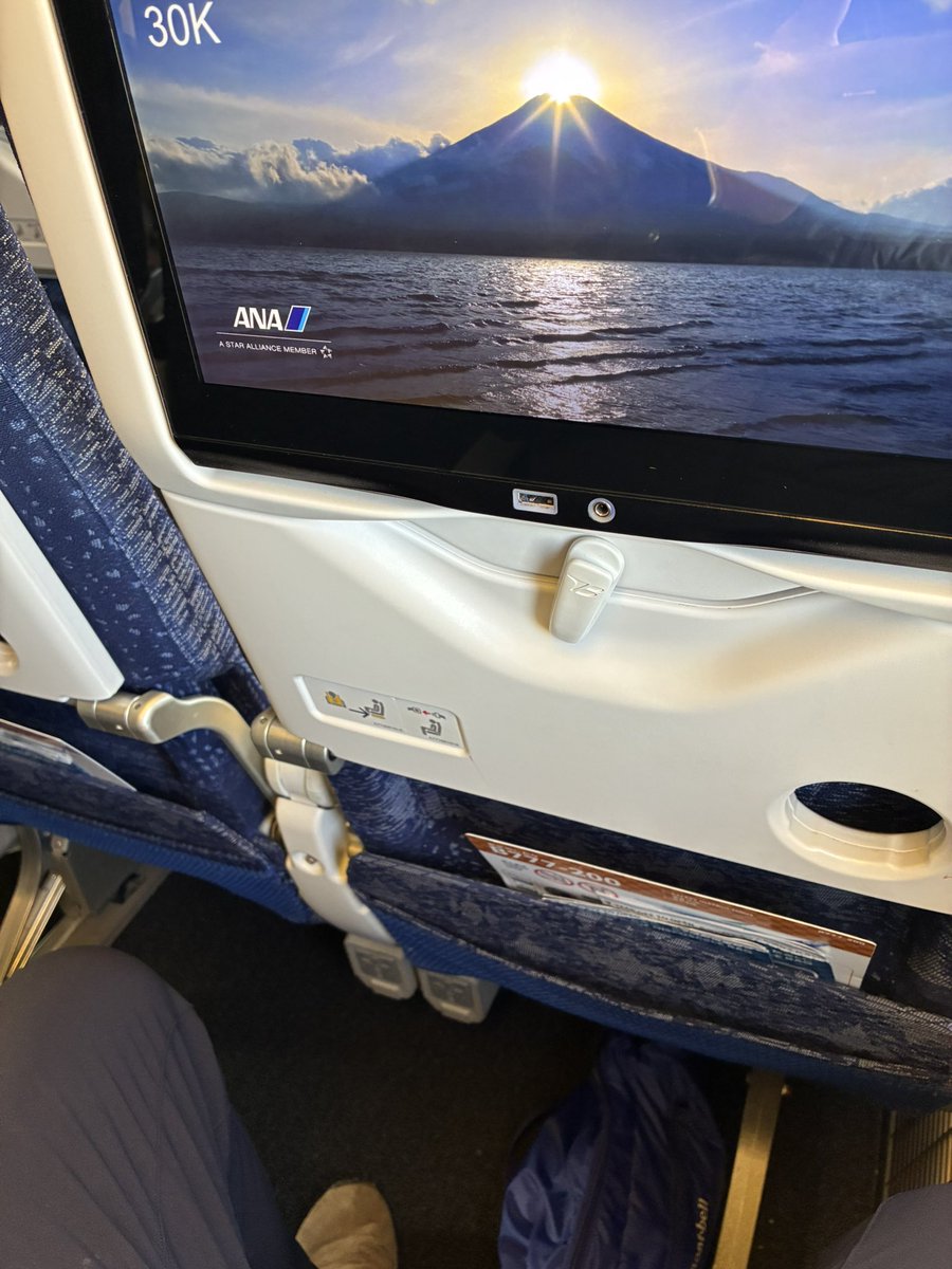 mixer3939's tweet photo. 新千歳行き✈️は予定通り♪
画面ありだし、コンセントもある!
ドリンクホルダーの形も、取りやすくていい感じ♪
#ja717a https://t.co/otRQdXlZHx