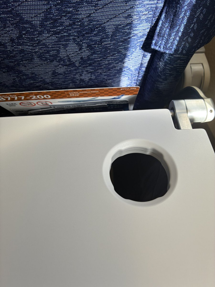 mixer3939's tweet photo. 新千歳行き✈️は予定通り♪
画面ありだし、コンセントもある!
ドリンクホルダーの形も、取りやすくていい感じ♪
#ja717a https://t.co/otRQdXlZHx