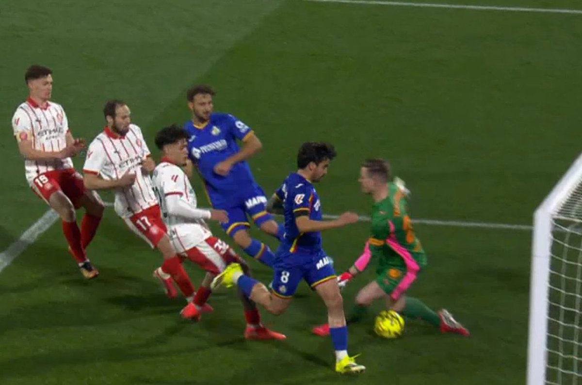 Joel_lorenzo_'s tweet photo. Ha debutado Ter #Stegen con el Girona ante el Getafe y ha sacado una parada espectacular en el descuento para que su equipo puntúe.
Talento diferencial que suma Michel a la plantilla. https://t.co/gWLkUUNNZ3