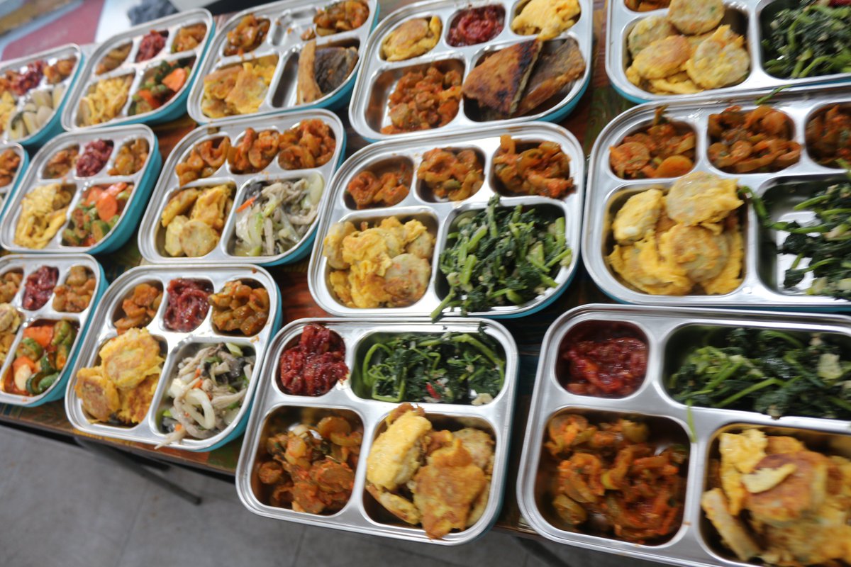 요즘은 감기몸살도 걸리고..몸도 좀 안좋네요.간신히 이번주를 버텨보려고 합니다

오늘은 노란단무지에서 떡국떡을 후원해주셨어요.늘 감사드립니다

계란동그랑땡.생선.나물.오이지무침.젓갈등등 있는 재료 싹 준비해드렸습니다

감사합니다