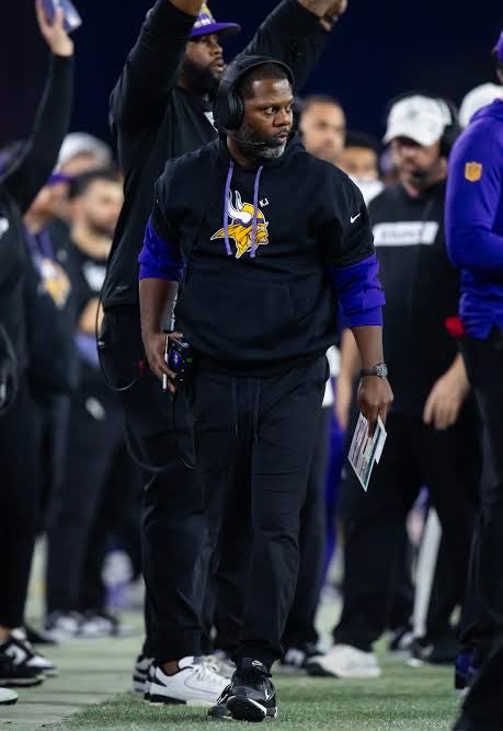 theguyspov_'s tweet photo. The #Commanders defensive coordinator search is over. They have hired Vikings passing game coordinator Daronte Jones #raisehail https://t.co/zFCfL6gajo