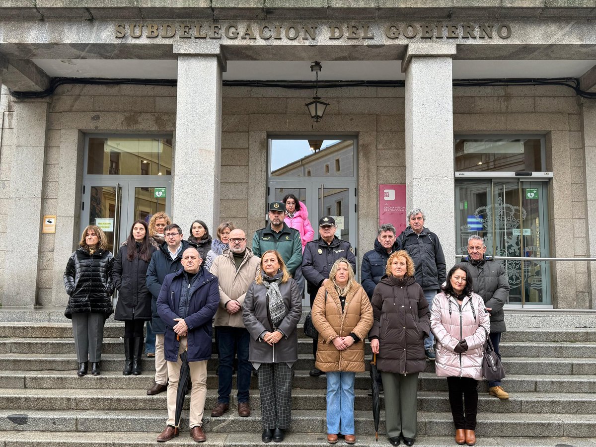 La subdelegada del Gobierno, <a href="/MarianRueda_/">Marian Rueda</a>, participa en el minuto de silencio en repulsa del asesinato machista que se produjo en Badajoz.
#016