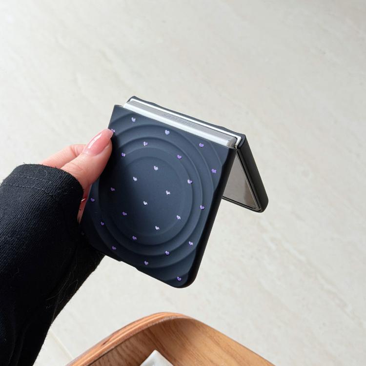 SunskyOnline's tweet image. Glossy Wave Texture Case for Galaxy Z Flip7.
 
➤ Glossy Heart Wave Texture Design
➤ Built-in Magnetic Wireless Charging
➤ 360° Shock-Absorbent Protection
➤ Durable, Scratch-Resistant Build
 
👉bit.ly/3NFYRiQ
#PhoneCaseStyle #MagSafeReady #CuteTech #FlipPhoneCase