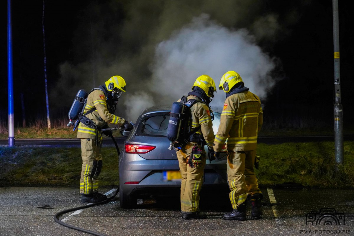 Auto volledig uitgebrand op carpoolplaats Europaweg Ugchelen