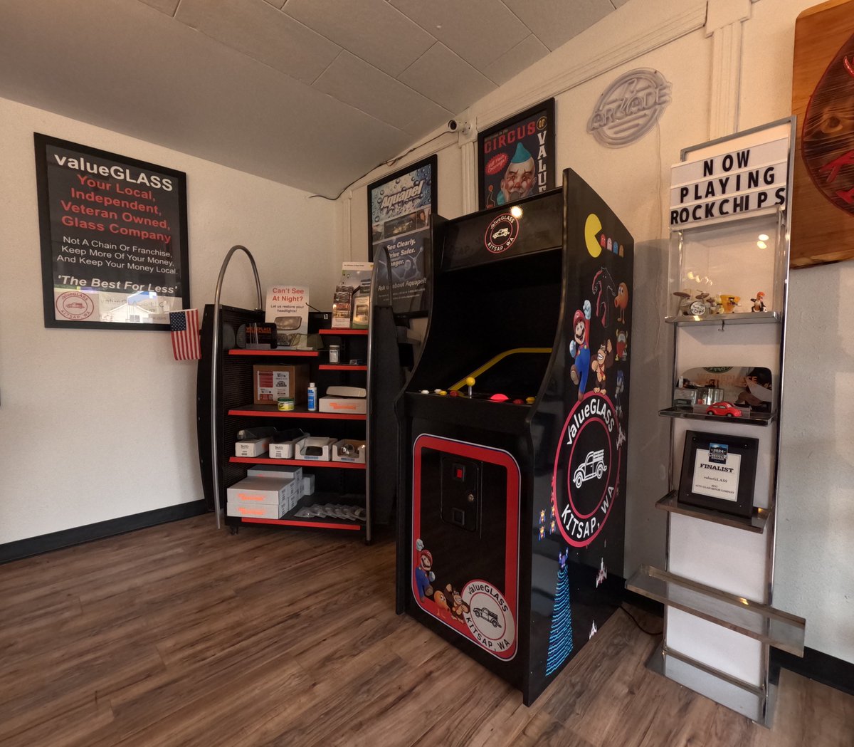 valueGLASS's tweet image. Step into valueGLASS and feel the difference! No crowded counters, just a clean, welcoming space! ✨ Dare to compare? 🌟 Experience it today! value.GLASS (360) 930-0607 #ValueGLASS #GlassShop #CustomerExperience #QualityService