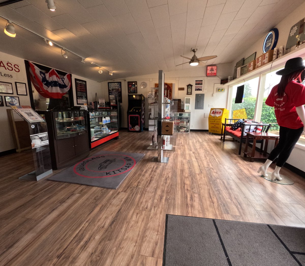 valueGLASS's tweet image. Step into valueGLASS and feel the difference! No crowded counters, just a clean, welcoming space! ✨ Dare to compare? 🌟 Experience it today! value.GLASS (360) 930-0607 #ValueGLASS #GlassShop #CustomerExperience #QualityService