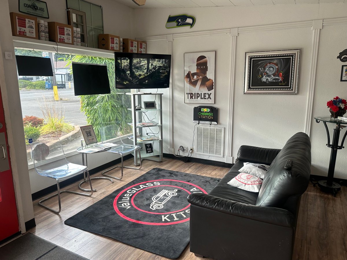 valueGLASS's tweet image. Step into valueGLASS and feel the difference! No crowded counters, just a clean, welcoming space! ✨ Dare to compare? 🌟 Experience it today! value.GLASS (360) 930-0607 #ValueGLASS #GlassShop #CustomerExperience #QualityService