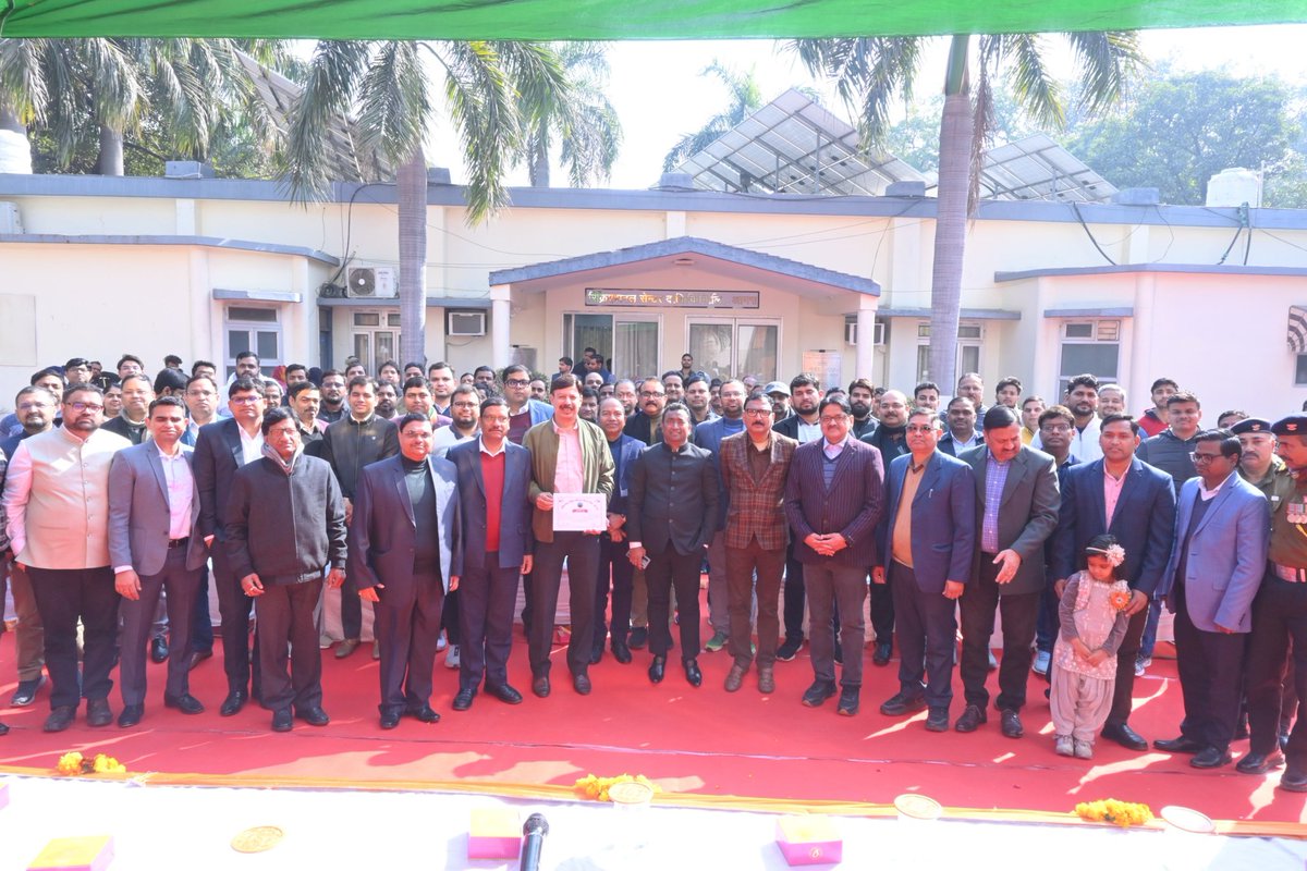 77वें गणतंत्र दिवस के अवसर पर द.वि.वि. नि.लि. प्रबंध निदेशक श्री नितीश कुमार जी ने आगरा मुख्यालय पर ध्वजारोहण कर  समस्त अधिकारियों, कर्मचारियों एवं सम्मानित बिजली उपभोक्ताओं को गणतंत्र दिवस की हार्दिक शुभकामनाएं दीं।
<a href="/CMOfficeUP/">CM Office, GoUP</a> 
<a href="/EMofficeUP/">Energy Minister Office UP</a> 
<a href="/UPPCLLKO/">UPPCL</a>
<a href="/mduppcl/">MDUPPCL</a>