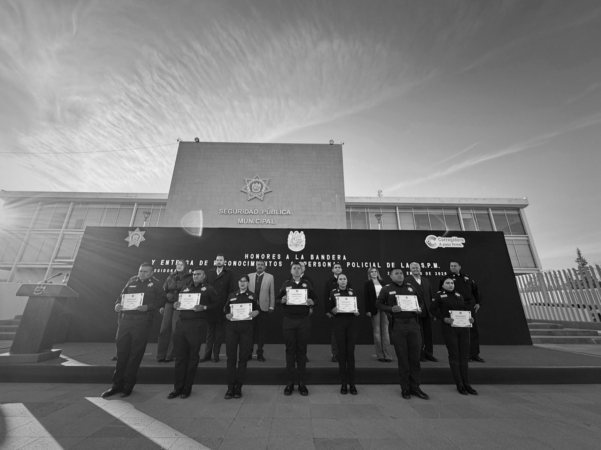 CarlosCacl's tweet photo. “Cuando se reconoce a quienes nos cuidan, se fortalece la seguridad de todo un municipio.”
Acompañé al alcalde en la entrega de reconocimientos al personal de la Secretaría de Seguridad Pública Municipal. 
🧵 https://t.co/nptfkQB8uI