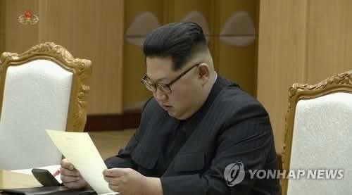 Kim Jong-Un leyendo la carta de Claudia Sheinbaum donde le pide más fechas de BTS para México (la muy bruta se equivocó de Corea).